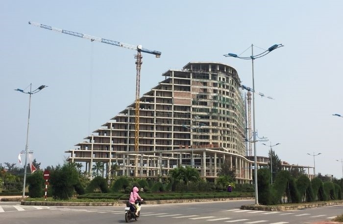 Sau khi hoàn thành xây dựng phần thô thì dự án Khác sạn 5 sao Pullman Quảng Bình bất ngờ dừng thi công