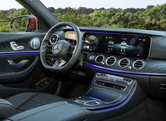 Mercedes-Benz E300 AMG: Thỏa mãn đam mê với mẫu sedan trẻ trung, mạnh mẽ, cực đáng "xuống tiền"
