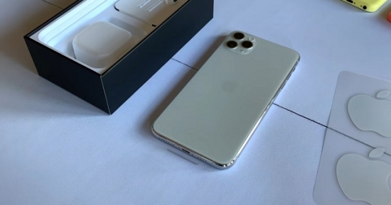 Giá iPhone 11 Pro Max lần đầu tiên chạm mốc 11 triệu: Thời vàng son liệu đã qua?