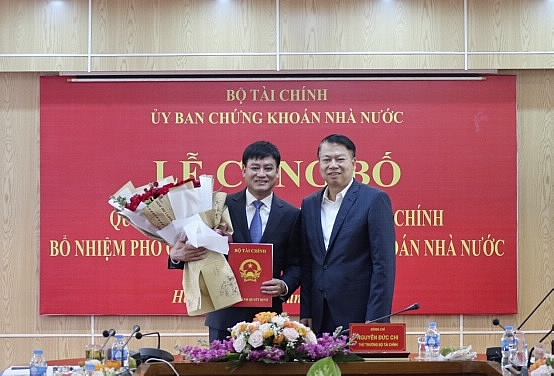 Thứ trưởng Bộ Tài chính Nguyễn Đức Chi trao Quyết định bổ nhiệm đồng chí Hoàng Văn Thu giữ chức vụ Phó Chủ tịch UBCKNN
