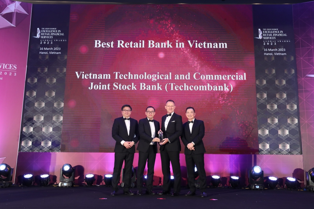 Đại diện Techcombank (giữa) nhận giải thưởng Ngân hàng bán lẻ xuất sắc nhất