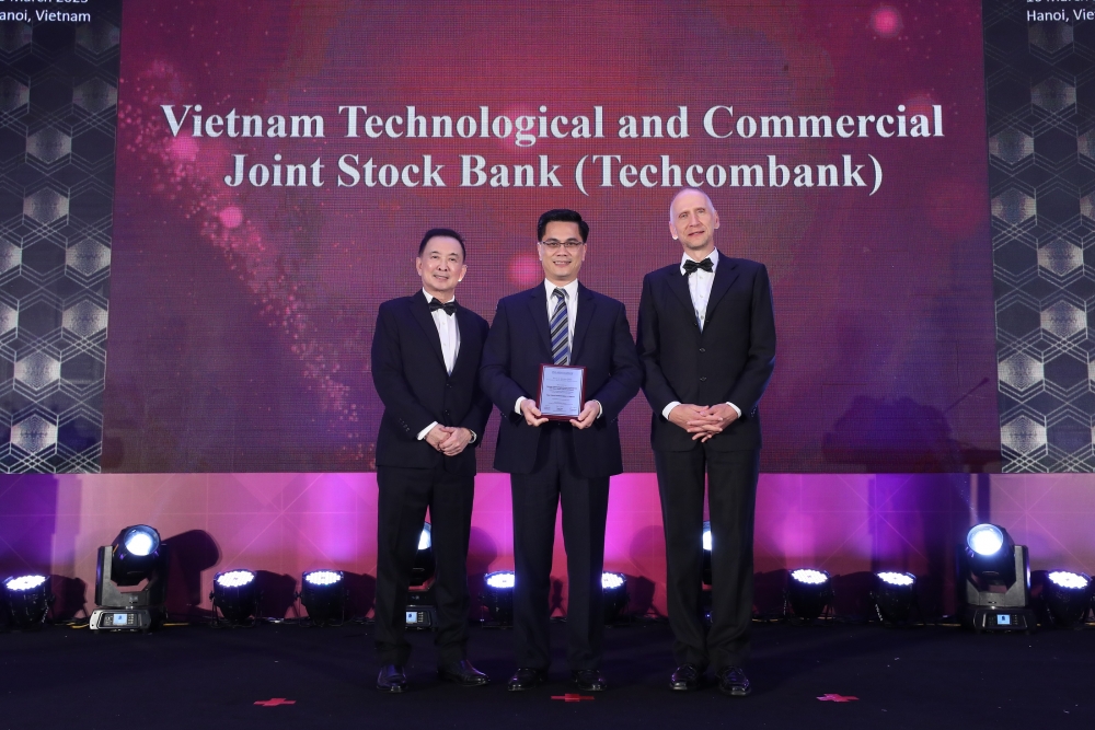 Ông Nguyễn Anh Tuấn (đứng giữa) - GĐ Khối Công nghệ của Techcombank, đại diện Ngân hàng nhận giải thưởng