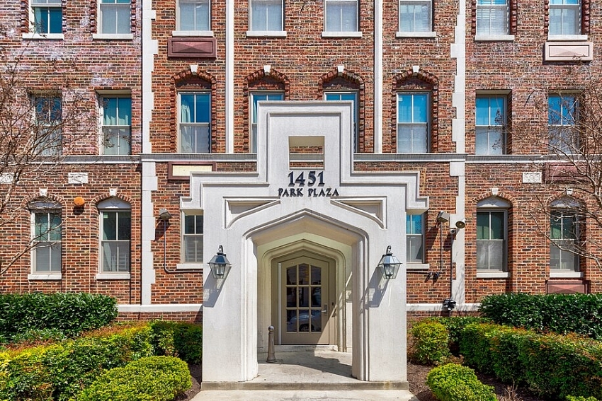 Khu căn hộ được xây dựng năm 1930 đến nay vẫn có giá bán đắt đỏ nhờ vị trí vàng giữa Thủ đô Washington, D.C. (Ảnh: Washington Post)