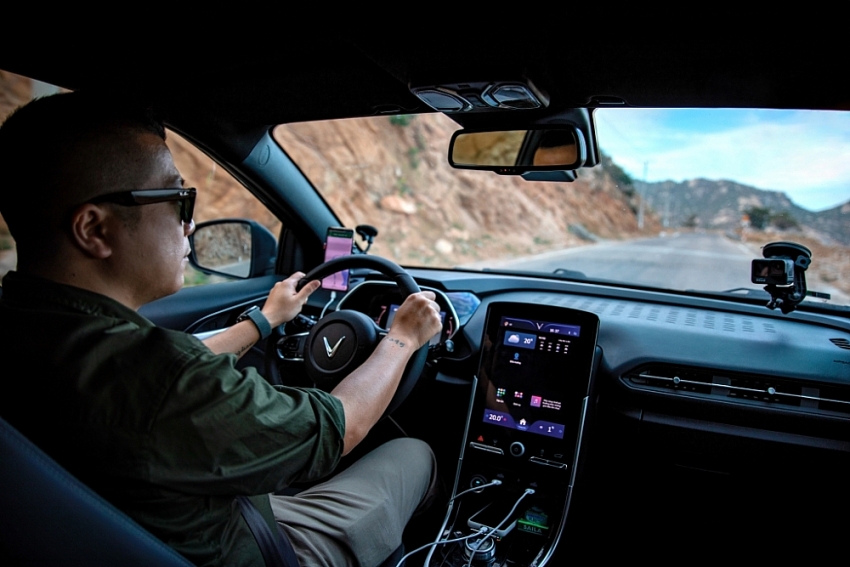 Trợ lý ảo trên xe điện VinFast giúp người lái tập trung hơ