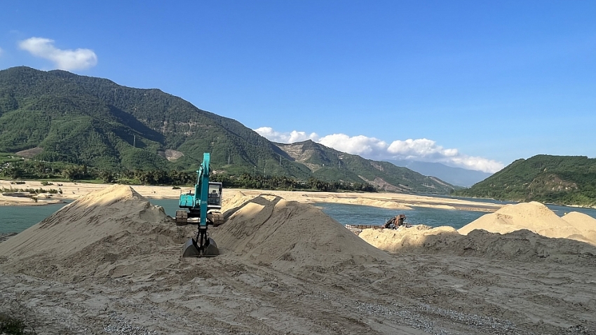 Nhu cầu về cát và các vật liệu xây dựng, san lấp ở Quảng Ngãi nói riêng, các tỉnh miền Trung nói chung đang rất lớn