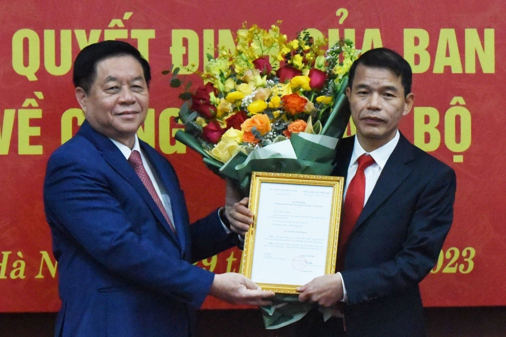 Trưởng Ban Tuyên giáo Trung ương Nguyễn Trọng Nghĩa trao quyết định cho ông Vũ Thanh Mai.