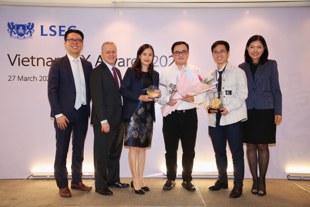 Bà Vũ Thị Mỹ Hạnh (đứng giữa)– Giám đốc cao cấp thị trường tại chính Techcombank nhận giải thưởng từ đại diện LSEG