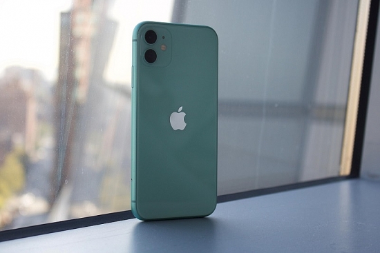 iPhone 11 khiến dân tình "dậy sóng": Vẫn xịn mịn mà giá đã như "xả kho"