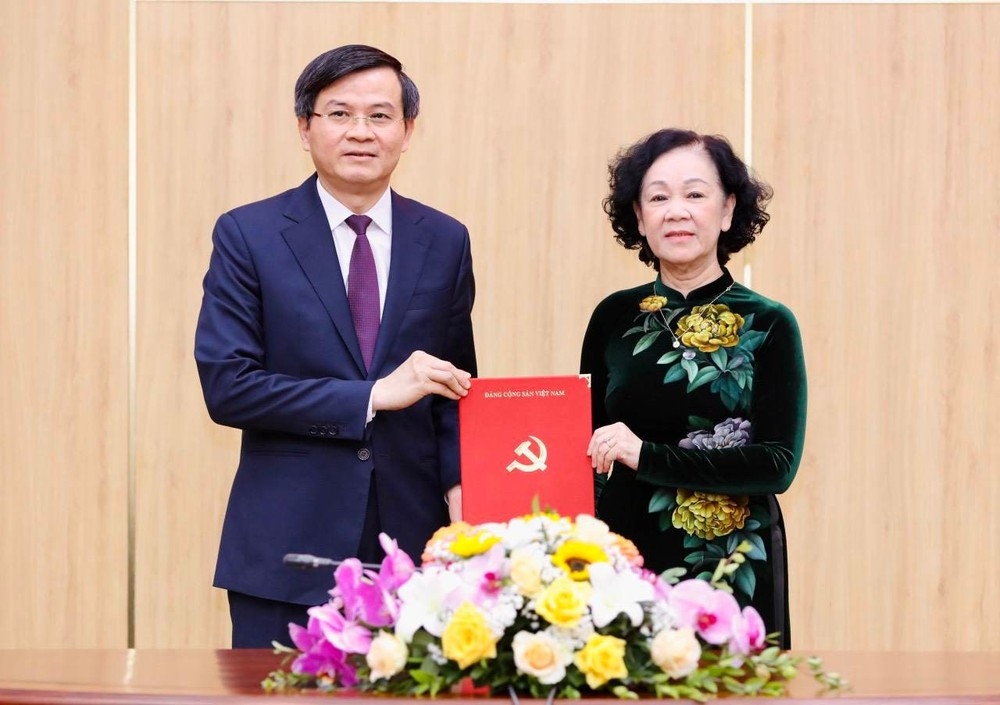 Bà Trương Thị Mai trao quyết định của Bộ Chính trị cho ông Đoàn Minh Huấn giữ chức Bí thư Tỉnh ủy Ninh Bình.