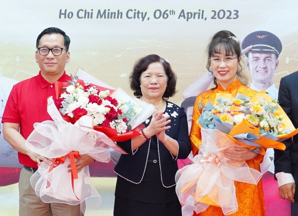 Tân Chủ tịch HĐQT Nguyễn Thị Phương Thảo (ngoài cùng bên phải) và Tân Tổng giám đốc Vietjet Đinh Việt Phương (ngoài cùng bên trái)