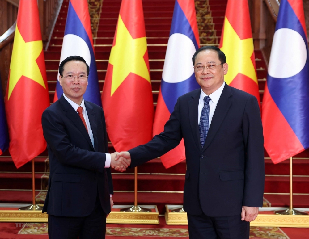 Chủ tịch nước Võ Văn Thưởng hội kiến với Thủ tướng Chính phủ Lào Sonexay Siphandone. (Ảnh: TTXVN)