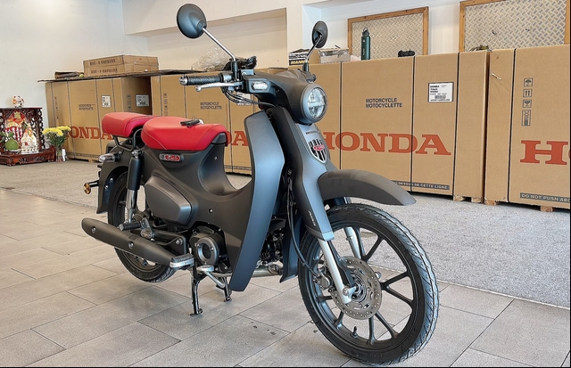 Mẫu xe máy Honda Super Cub phiên bản châu Âu "cập bến" Việt Nam: Nghe giá "ngã ngửa"