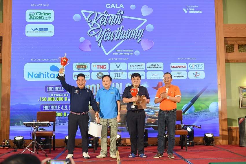 Ông Nguyễn Thanh Kỳ- Chủ tịch Hiệp hội Kinh doanh chứng khoán Việt Nam (thứ 2 trái qua) và ông Tô Nam - Chủ tịch CLB Golf các TBT trao giải cho 2 golfer vô địch bảng A, B.