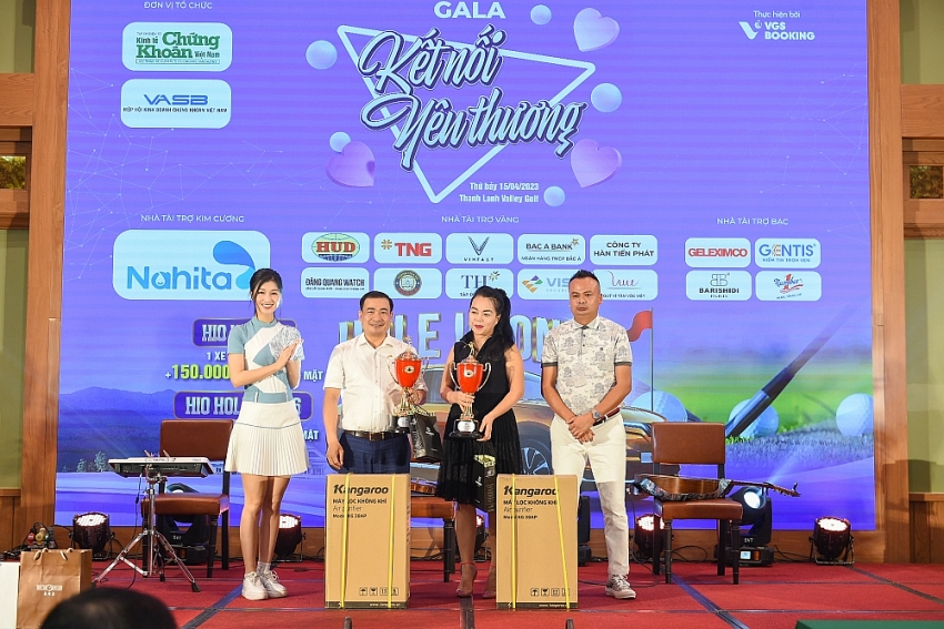 Ông Nguyễn Văn Thanh - Chủ tịch Tập đoàn Himalaya- đơn vị đồng hành Kim cương (ngoài cùng bên phải) và Á hậu Phương Nhi trao giải Nhì cho 2 golfer bảng A, B.