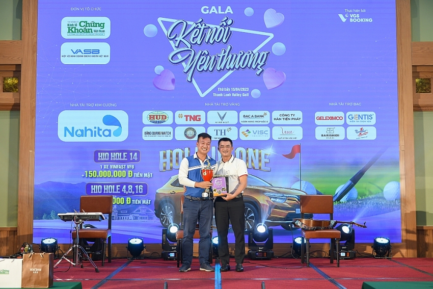 Ông Nguyễn Viết Việt – TBT Tạp chí điện tử chứng khoán Việt Nam- đơn vị tổ chức chương trình giao giải 3 cho Golfer đoạt giải.