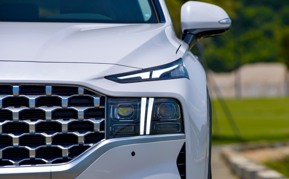 Giá xe Hyundai Santa Fe mới nhất tháng 4: Giá rẻ lạ lùng, vượt mặt loạt đối thủ