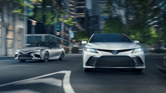 Giá lăn bánh xe Toyota Camry ngày 18/4/2023: Ưu đãi hấp dẫn, Honda Accord "thấp thỏm"