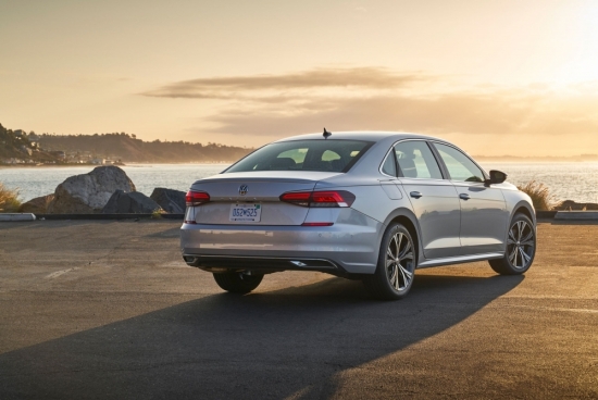Volkswagen Passat: Mẫu xe gia đình hạng lớn có giá bán cực rẻ, cảm giác lái hàng đầu phân khúc