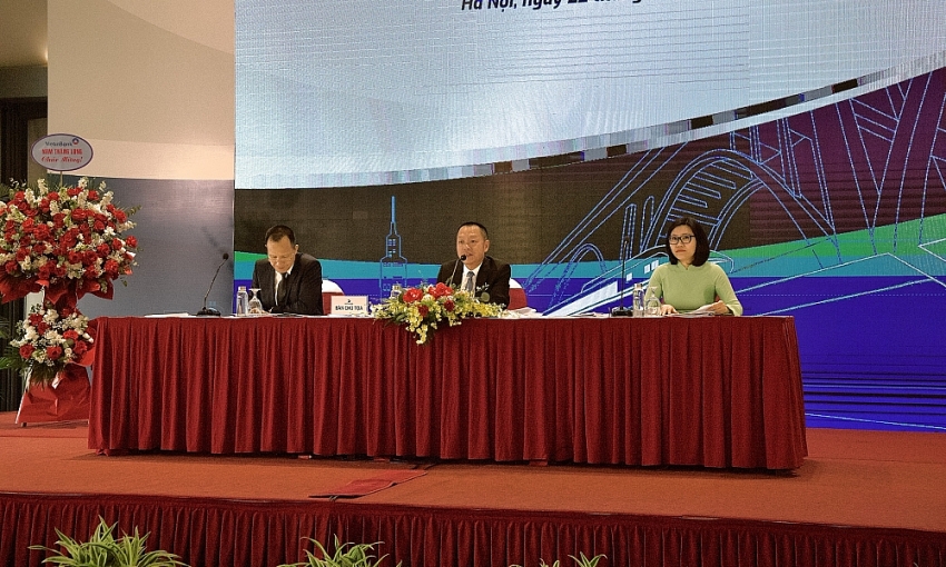 Ông Lương Minh Tuấn, Chủ tịch HĐQT Đạt Phương trả lời các cô đông tại đại hội thường niên