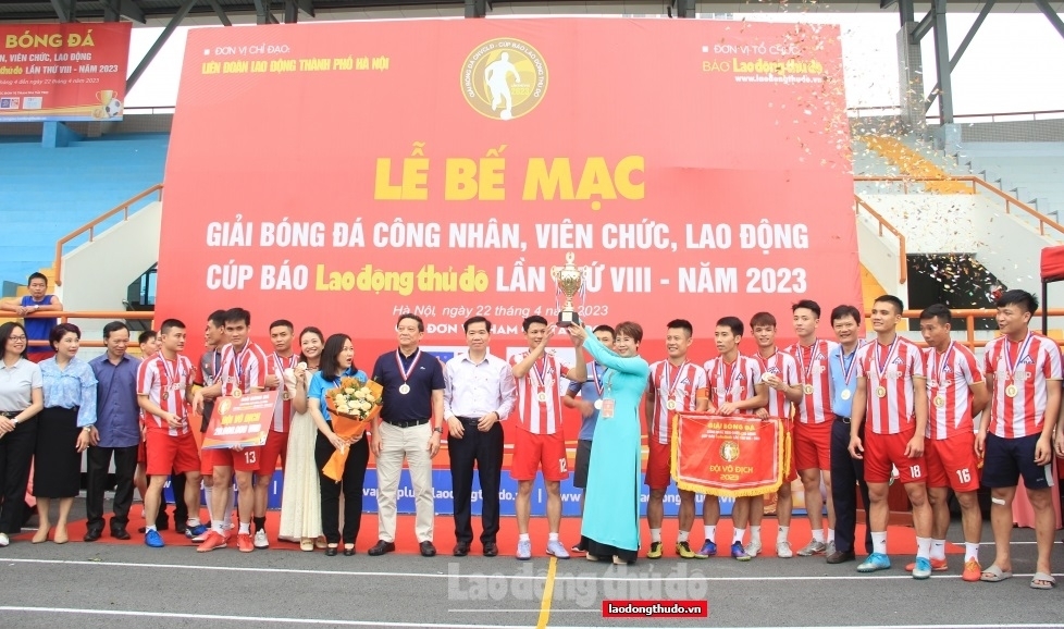 Tổng Biên tập báo Lao động Thủ đô, Trưởng Ban Tổ chức giải Lê Thị Bích Ngọc trao Cúp cho đội vô địch.