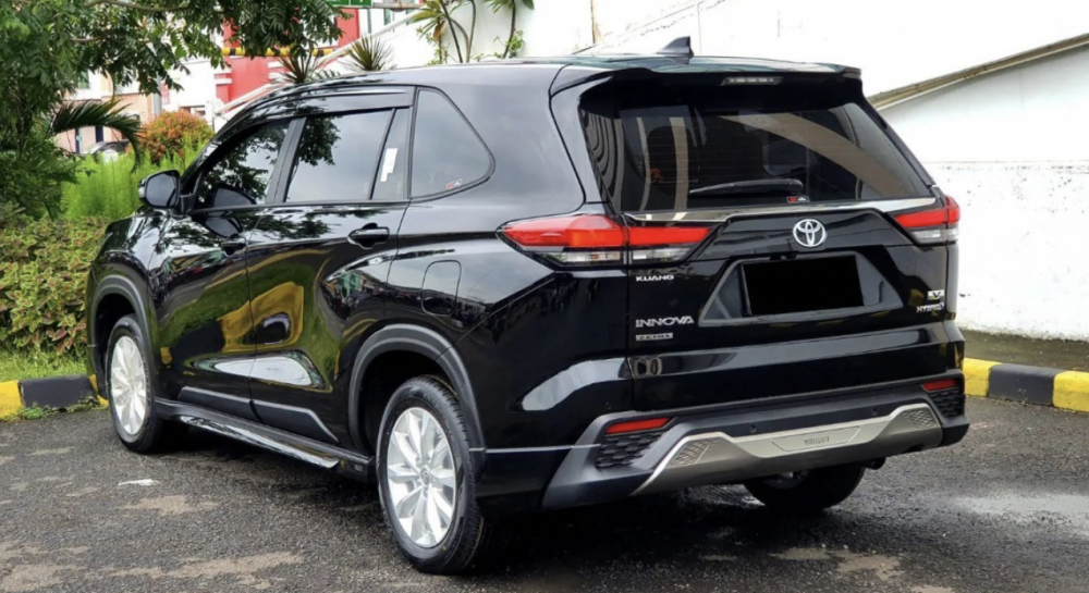 Phần đuôi xe Toyota Innova 2023