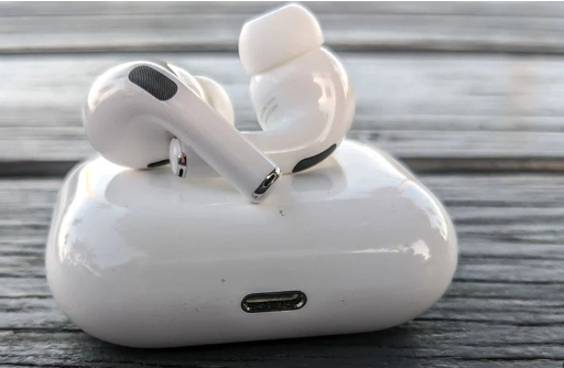 tai nghe AirPods Pro 2022 cho thời gian sử dụng tới 6 giờ khi sử dụng kèm tính năng chống ồn, và tắt ANC thì thời gian có thể lên tới 30 giờ.