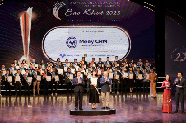 Bà Nguyễn Thị Hồng Hạnh - Trưởng phòng Chính sách sản phẩm Công ty Cổ phần Tập đoàn Meey Land đại diện nhận kỷ niệm chương tại sự kiện