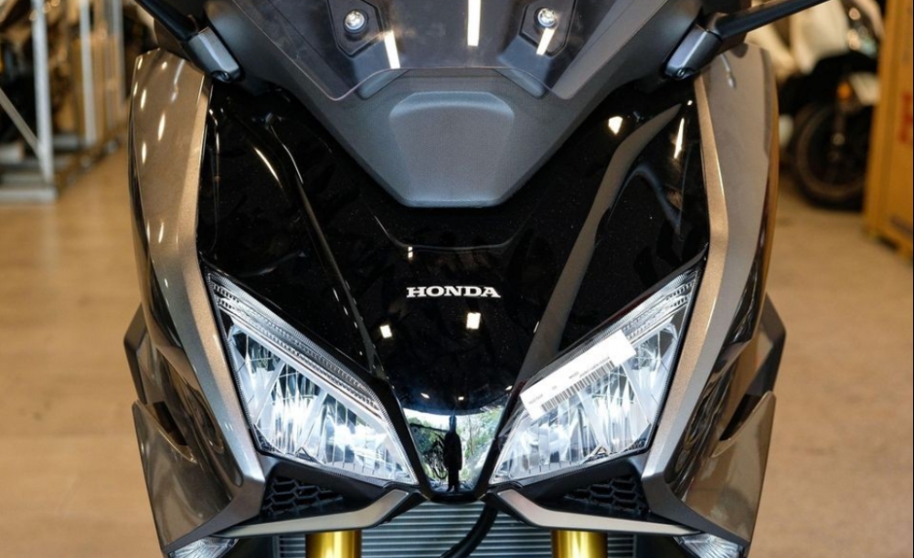 Ra mắt chiếc xe máy "khủng long", thiết kế lẫn trang bị khiến Honda SH "đứng ngồi không yên"