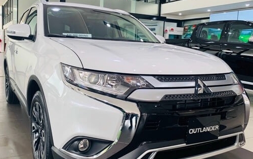 Mitsubishi Outlander lại tạo “sóng lớn” đầu tháng 5: Giá nửa bán nửa “thanh lý”