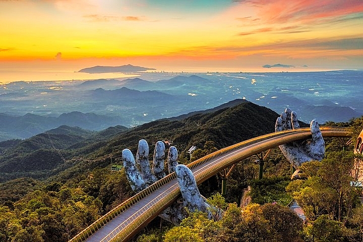 Cầu Vàng được xem là điểm nhấn du lịch của Khu du lịch sinh thái Bà Nà - Suối Mơ nói riêng, của cả TP Đà Nẵng nói chung