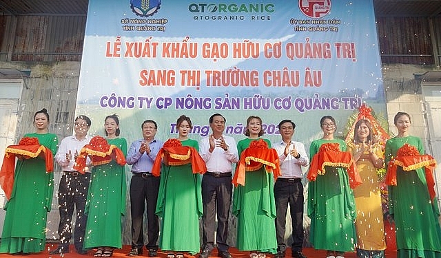 Lãnh đạo UBND tỉnh Quảng Trị tham dự lễ xuất khẩu 15 tấn gạo hữu cơ Quảng Trị (lô đầu tiên) sang thị trường châu Âu - Ảnh: VGP/Nhật Anh