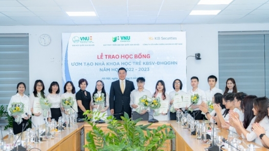 Chứng khoán KB Việt Nam trao học bổng cho sinh viên xuất sắc tại Đại học Quốc gia Hà Nội