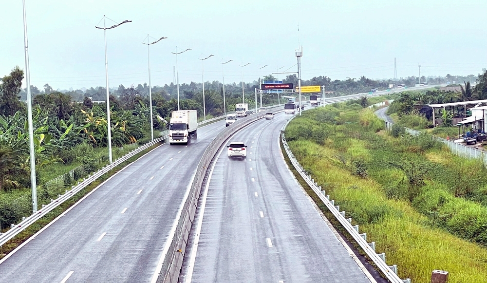 Đầu tư hạ tầng giao thông đường cao tốc sẽ góp phần phát triển kinh tế ĐBSCL (ảnh: Đường cao tốc Trung Lương - Mỹ Thuận).