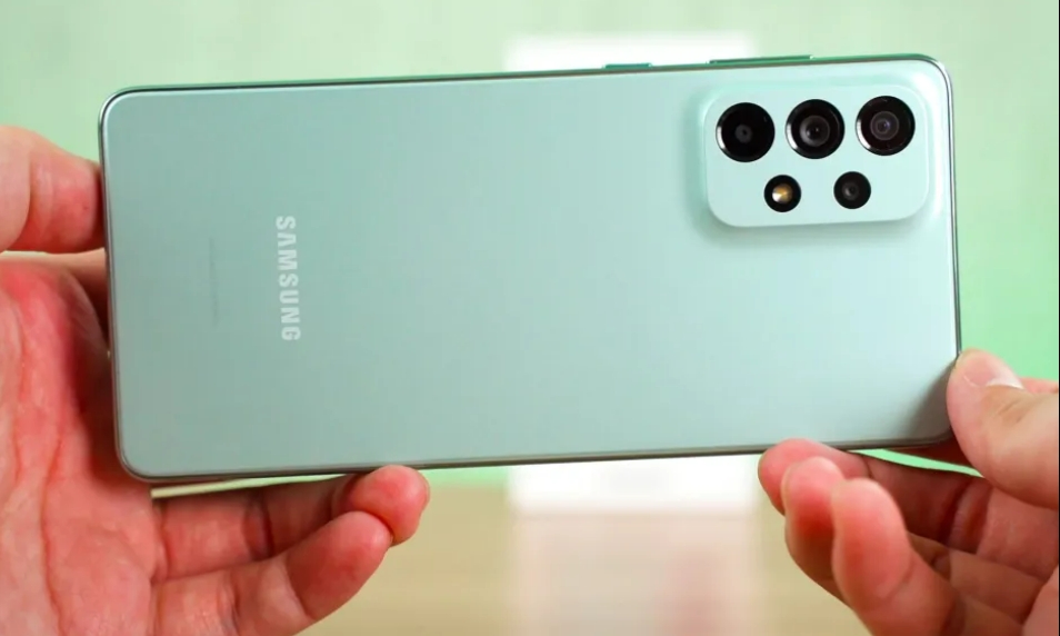 Giá Samsung Galaxy A73 5G bất ngờ "tuột đáy" rẻ chưa từng có: "Quá khó" cho iPhone 11
