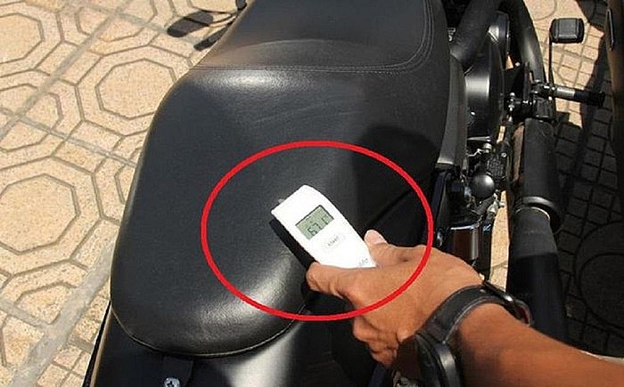 Việc để xe máy ngoài trời nắng nóng gây nguy hại đến cho xe máy khá nhiều (Nguồn ảnh: Internet)