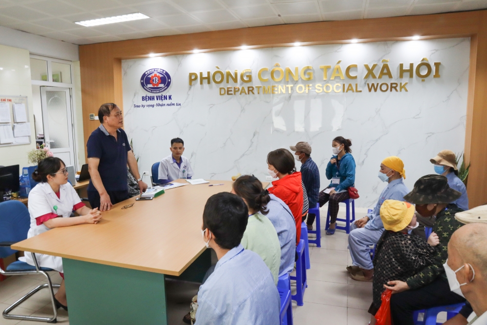 Tạp chí điện tử Kinh tế Chứng khoán Việt Nam và Quỹ Tầm Vóc Việt trao quà cho các bệnh nhân tại Bệnh viện K Tân Triều