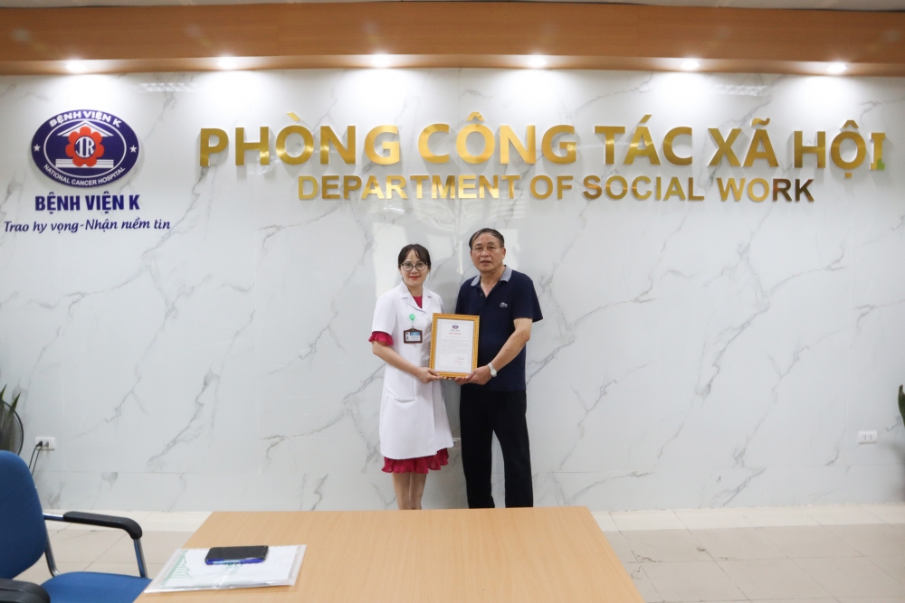 Đại diện phòng CTXH Bệnh viện K Tân Triều gửi thử cảm ơn đến Tạp chí điện tử Kinh tế Chứng khoán Việt Nam và các nhà tài trợ