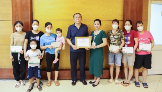 Tạp chí điện tử Kinh tế Chứng khoán Việt Nam và Quỹ Tầm Vóc Việt trao quà cho các bệnh nhân tại Bệnh viện Nhi Trung ương