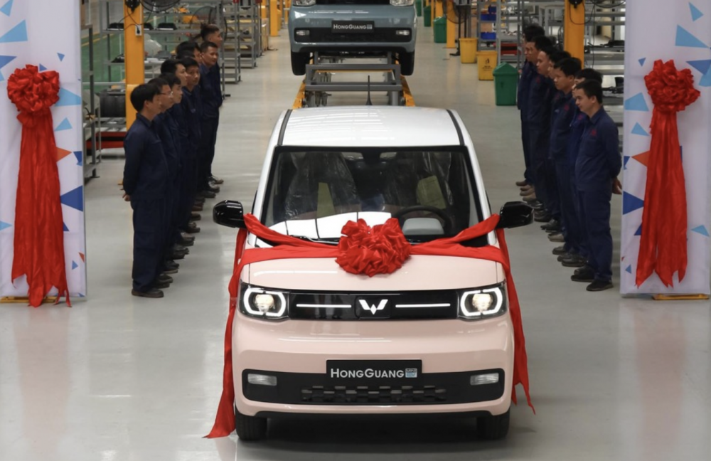 Chiếc ôtô điện Wuling HongGuang MiniEV đầu tiên xuất xưởng tại Việt Nam