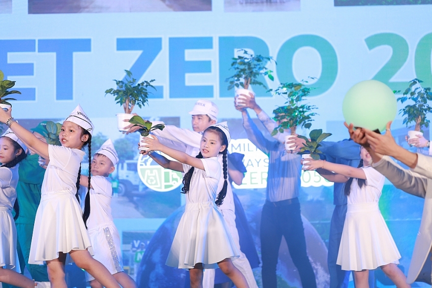 Các nhân viên nhà máy và trang trại cùng tham gia tiết mục biểu diễn bài hat Heal the world với các em thiếu nhi, thể hiện  sự đồng lòng cho mục tiêu Net Zero vì một trái đất tươi đẹp, bền vững hơn
