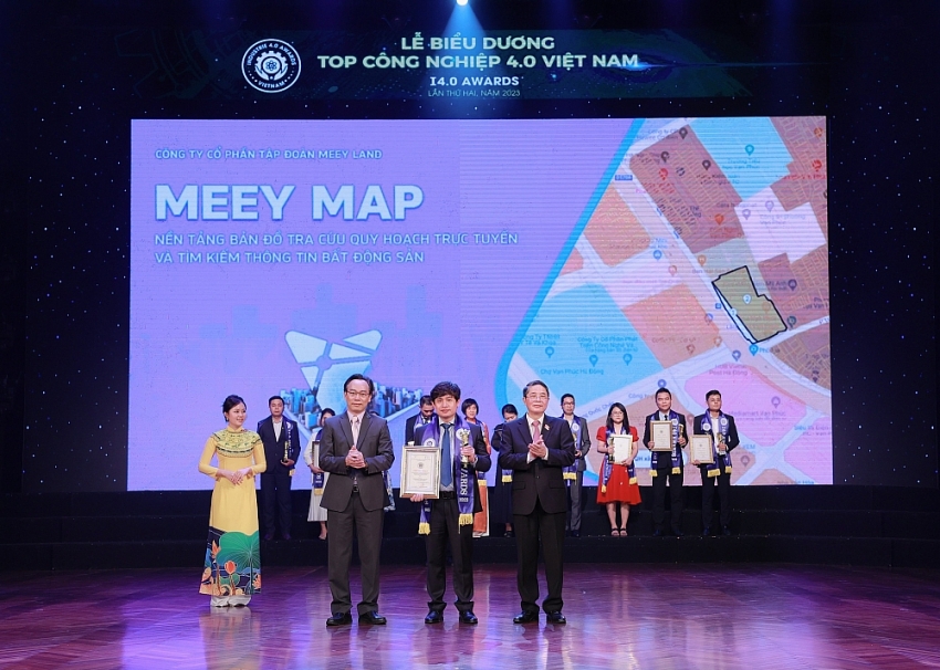 Ủy viên Ban Chấp hành Trung ương Đảng, Phó Chủ tịch Quốc hội Nguyễn Đức Hải và Thứ trưởng Bộ Giáo dục và Đào tạo Hoàng Minh Sơn trao chứng nhận cho Chủ tịch Meey Land Hoàng Mai Chung