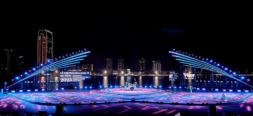 Ấn tượng đầu tiên từ buổi tổng duyệt là sân khấu DIFF. Năm nay, sân khấu có diện tích 1.050 m2, nằm ở vị trí bờ đông sông Hàn - khu khuôn viên ven sông đường Trần Hưng Đạo