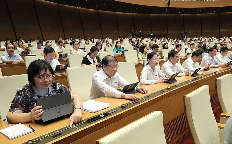 Các đại biểu Quốc hội biểu quyết thông qua dự thảo Nghị quyết về Chương trình giám sát của Quốc hội năm 2024