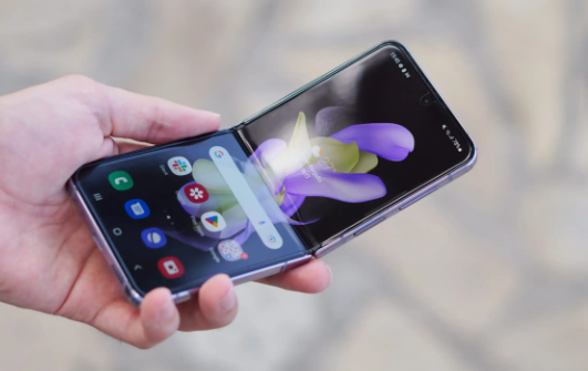Giá Samsung Galaxy Z Flip 4 giảm "tuột đáy": Vừa rẻ vừa đẹp vừa "lấy lòng" người dùng