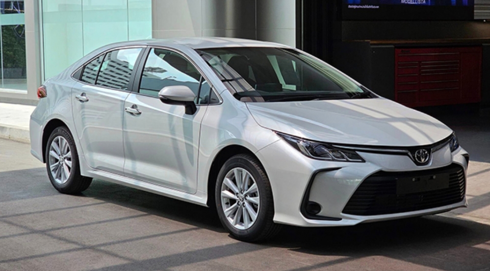 Toyota Corolla Altis 2023 "đặt chân" tại đại lý: Giá chỉ từ 604 triệu