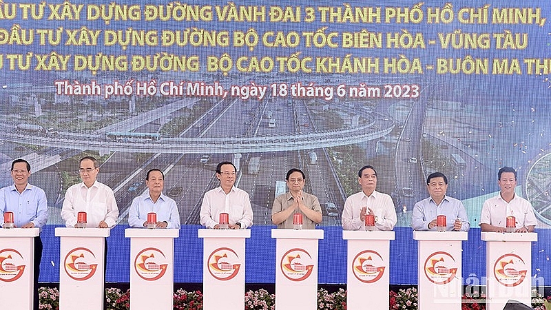 Thủ tướng Phạm Minh Chính và các đồng chí lãnh đạo thực hiện nghi thức khởi công 3 dự án giao thông trọng điểm.