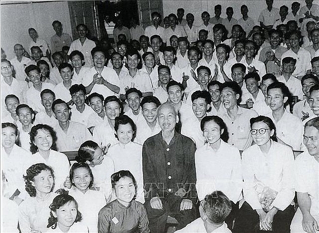 Chủ tịch Hồ Chí Minh với các đại biểu dự Đại hội lần thứ III những người viết báo Việt Nam (8/9/1962) - Ảnh: Tư liệu TTXVN
