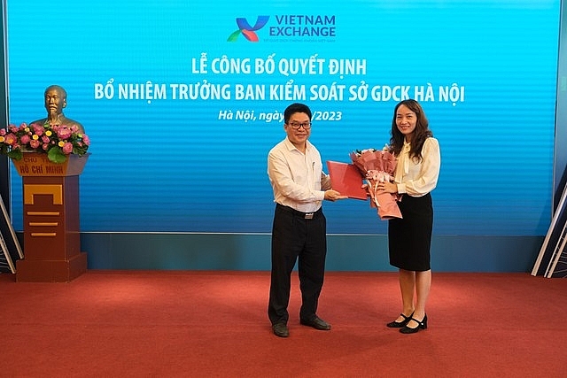 Ông Nguyễn Thành Long, Chủ tịch Hội đồng thành viên Sở Giao dịch chứng khoán Việt Nam đã trao Quyết định bổ nhiệm Trưởng ban kiểm soát Sở Giao dịch chứng khoán Hà Nội cho bà Ngô Thị Lan Hương.