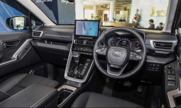 Toyota Innova lộ diện thế hệ mới: Trang bị cực chất, giá bán khiến Mitsubishi Xpander "run sợ"