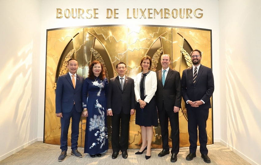 Bộ trưởng Hồ Đức Phớc chụp ảnh lưu niệm cùng các thành viên Đoàn công tác và Lãnh đạo Sở GDCK Luxembourg